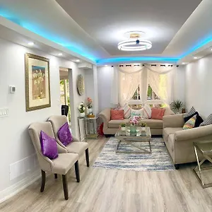 Holiday home Super Luxury Family - 3 Bedrooms, 1 Full Bathroom And 1 Half Washroom With Free Parking, Wifi, Netflix, Toronto